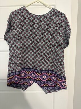 Short-Sleeve Geometric Border-Print Blouse in Navy, Pink & White